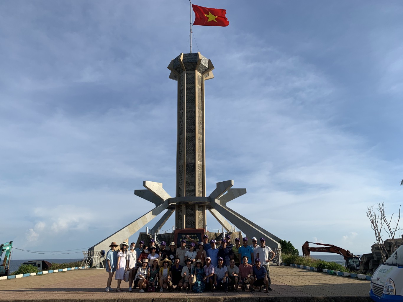 Từ năm 2017, khi Ch&iacute;nh phủ cho ph&eacute;p mở tuyến du lịch ra đảo Cồn Cỏ, huy&ecirc;̣n đảo đ&atilde; đ&oacute;n nhiều đo&agrave;n kh&aacute;ch du lịch ra tham quan c&aacute;c thắng cảnh, tìm hi&ecirc;̉u các gi&aacute; trị văn h&oacute;a lịch sử ở huyện đảo - Ảnh: C.N
